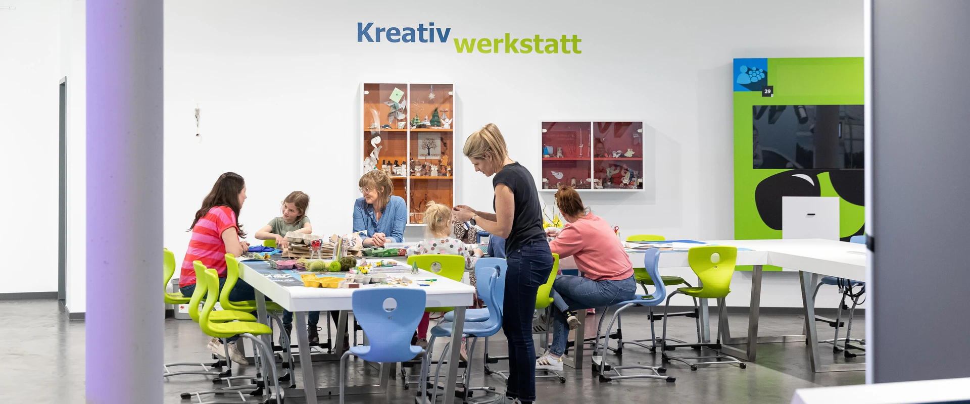 M&uuml;tter und Kids beim Basteln in der Kreativwerkstatt.